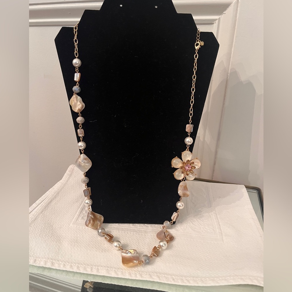 Avon Beautiful Mother of Pearl Blossom ๐ธ Breeze Necklace - Picture 2 of 5